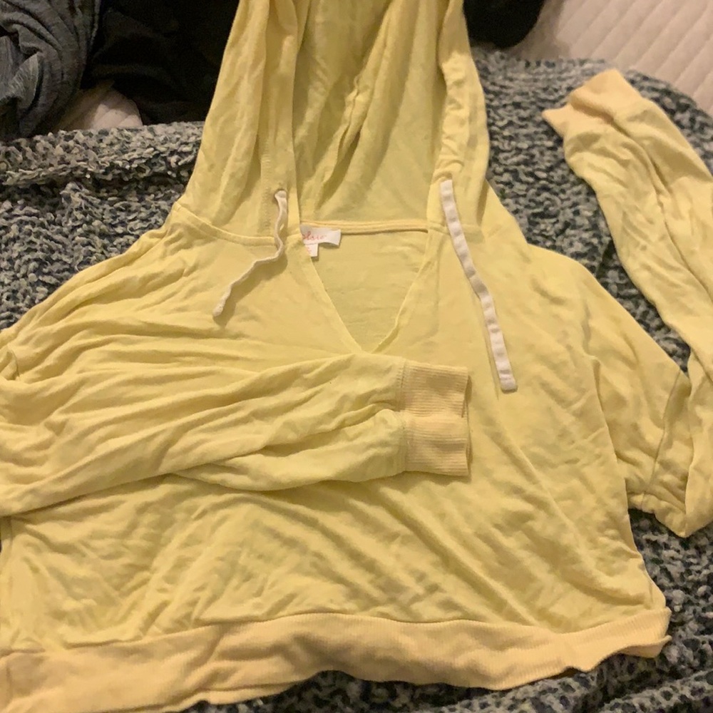 yellow colsie cropped sweater size small